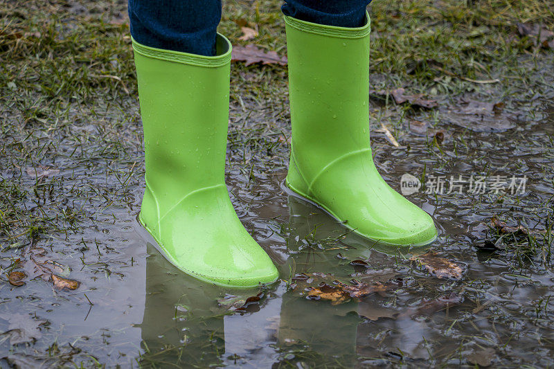 水坑里的绿色胶靴