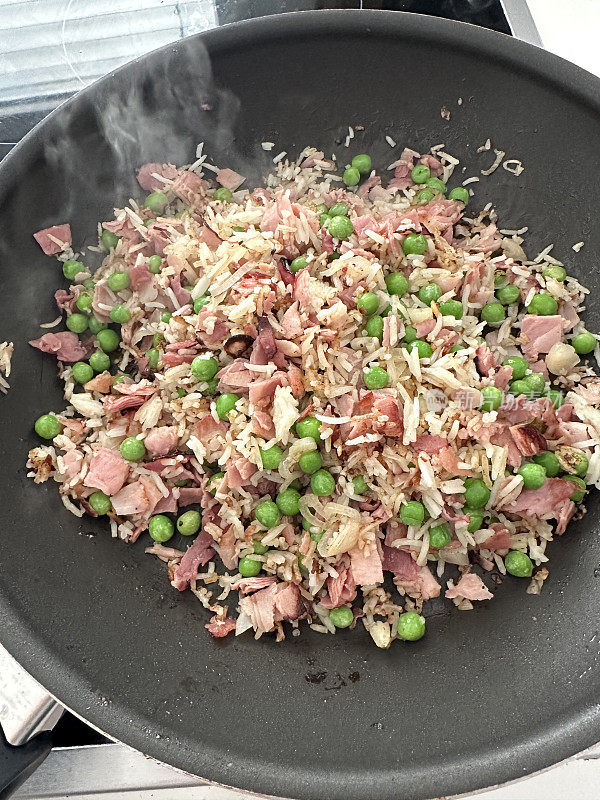 在锅里炒米饭