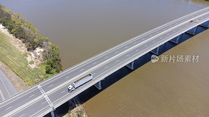 在泛滥平原和河流上的公路桥