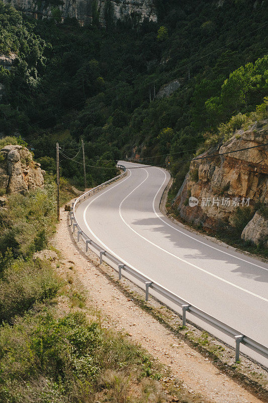 道路蜿蜒穿过陡峭的悬崖