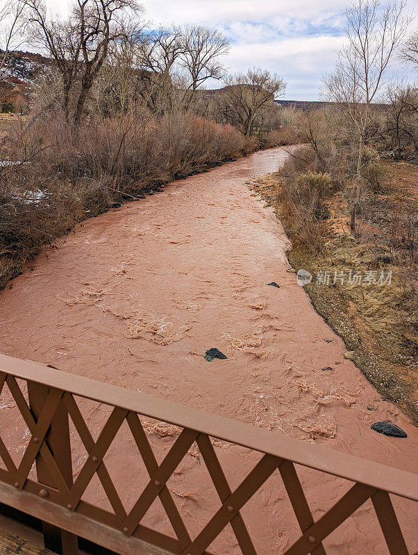 维珍河和历史悠久的罗克维尔桥显示了犹他州锡安国家公园2023年2月降雪和降雨后的严重泥泞径流