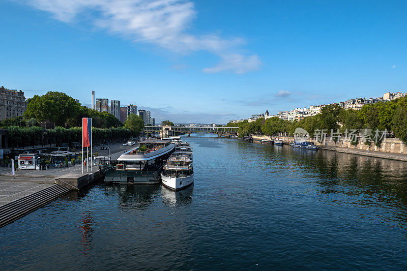 巴黎塞纳河的海滨长廊，锚定和现代办公大楼