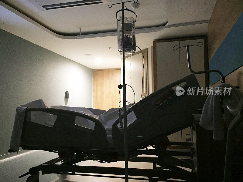 老病人晚上睡在医院病房的病床上