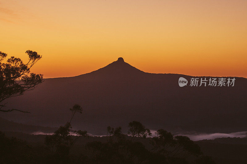 日出时连绵起伏的轮廓山顶