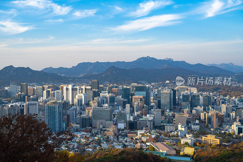 韩国首尔的天际线是一个阳光明媚的日子