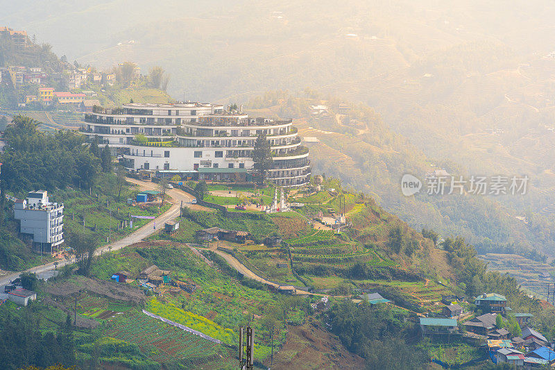 亚洲越南老蔡省萨帕市山城景观鸟瞰图，阳光明媚，夕阳西下，云中山景