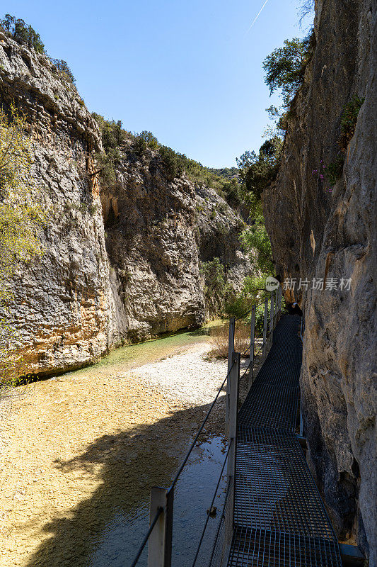 阿尔奎扎尔壮观的维罗河峡谷人行桥。