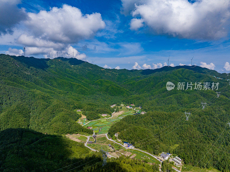 在蓝天白云的群山中俯瞰蜿蜒的道路