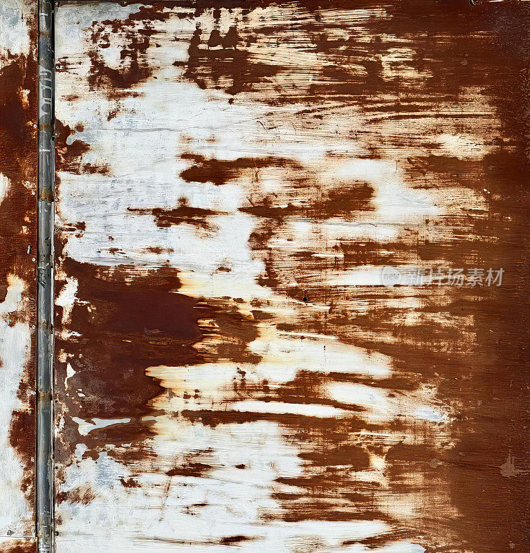 一扇锈迹斑斑的金属门，表面锈迹斑斑，锈迹斑斑的金属门，油漆锈迹斑斑，门把手是白色的。