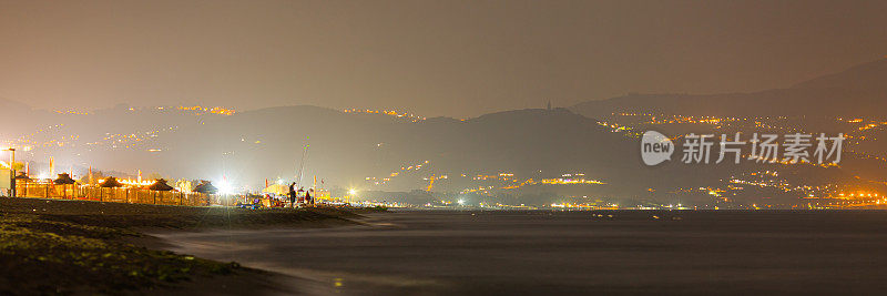 夜间大气景观。海上的波浪。Agropoli。意大利。第勒尼安海。海滩
