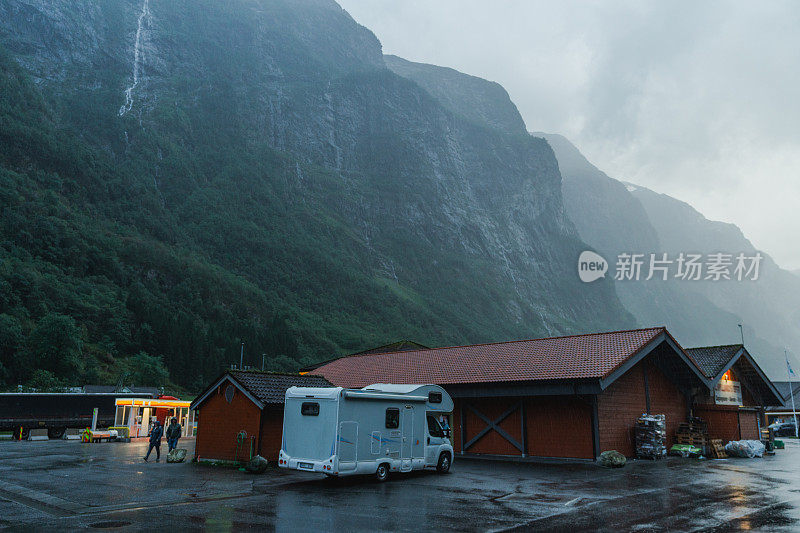 雨中，露营车停在挪威的加油站