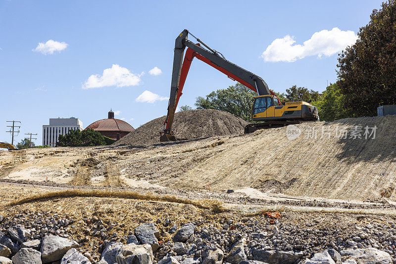 住房开发和建筑投资。在弗吉尼亚州纽波特纽斯市中心的建筑工地上，挖土机挖掘泥土，用沙子和砾石工作