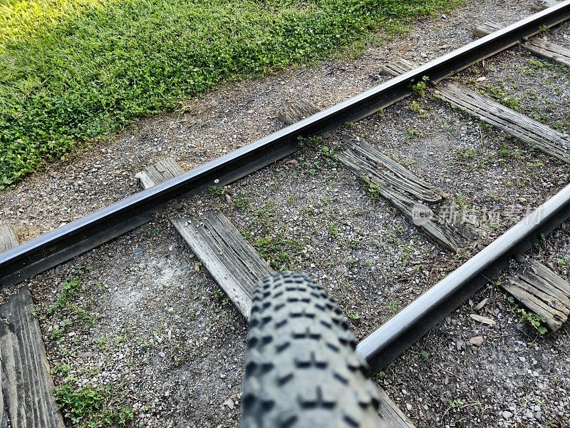 自行车轮胎滚过微型火车轨道