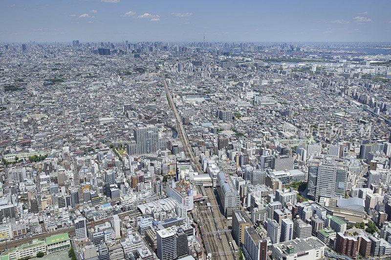 镰田站航拍视图，从西南侧朝向天空树塔方向，东京太田