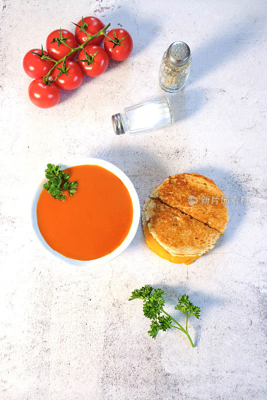 西红柿汤和烤奶酪三明治