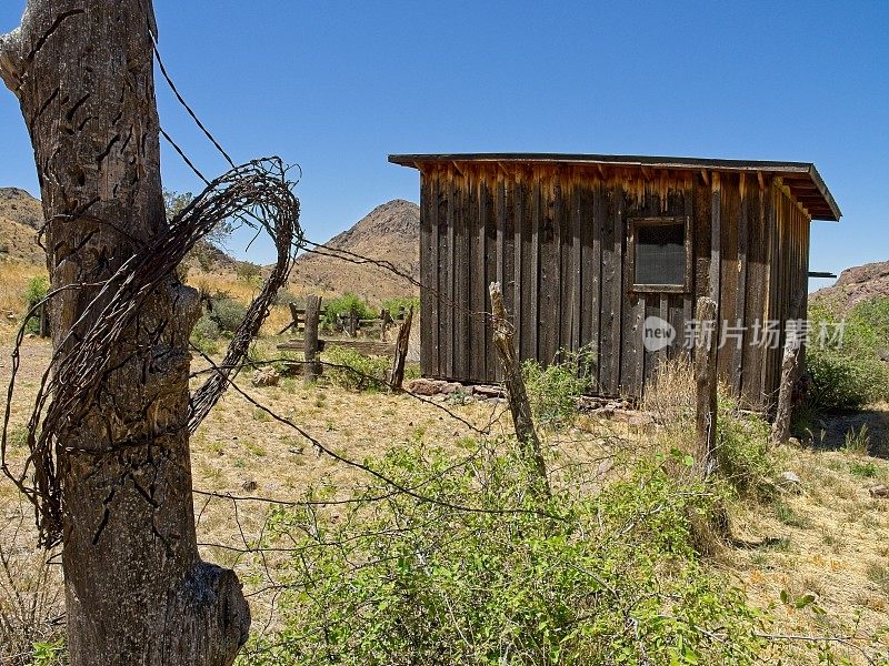 新墨西哥州奥根山的废弃小屋