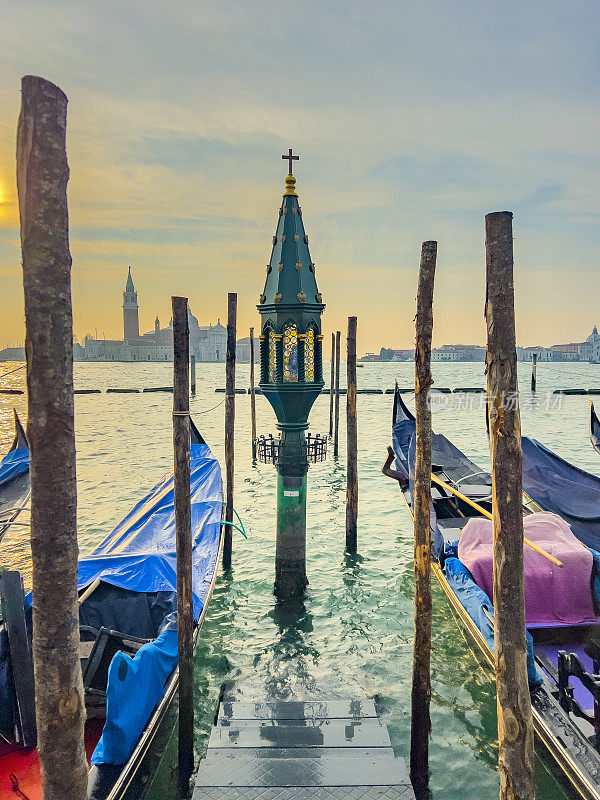 威尼斯灯笼在水中
