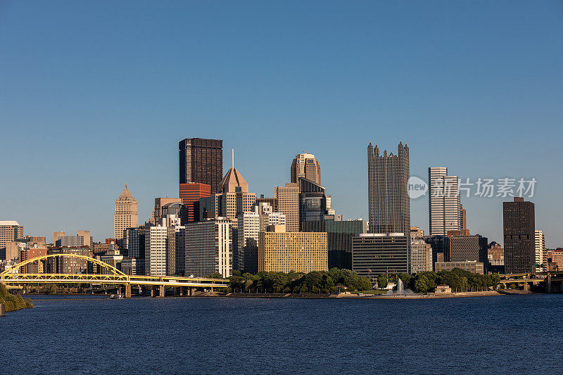 宾夕法尼亚州匹兹堡的市景。阿勒格尼河和莫农加希拉河的背景。俄亥俄河。匹兹堡市中心有摩天大楼和美丽的天空