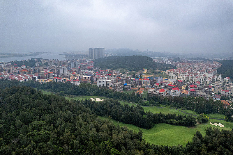 高尔夫球场旁边的城镇建筑鸟瞰图