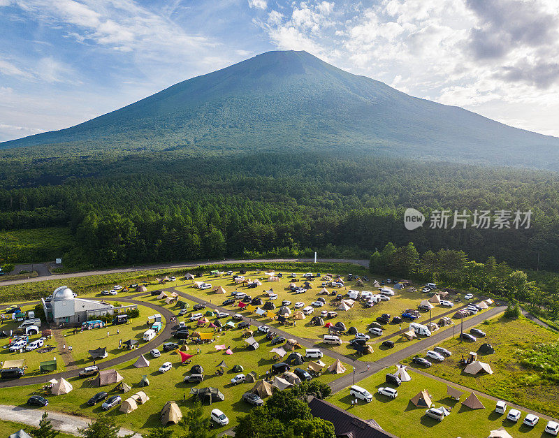 岩手山脚下的公园里挤满了露营者