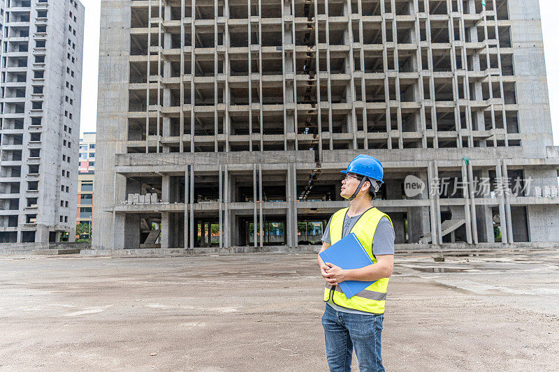 一位男建筑师在建筑工地工作