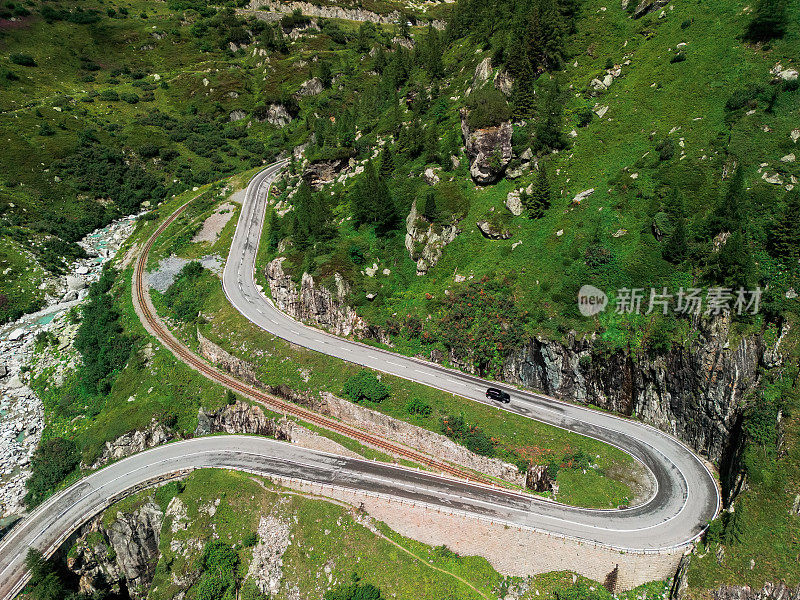 鸟瞰图上的汽车在山路在瑞士，马洛哈山口