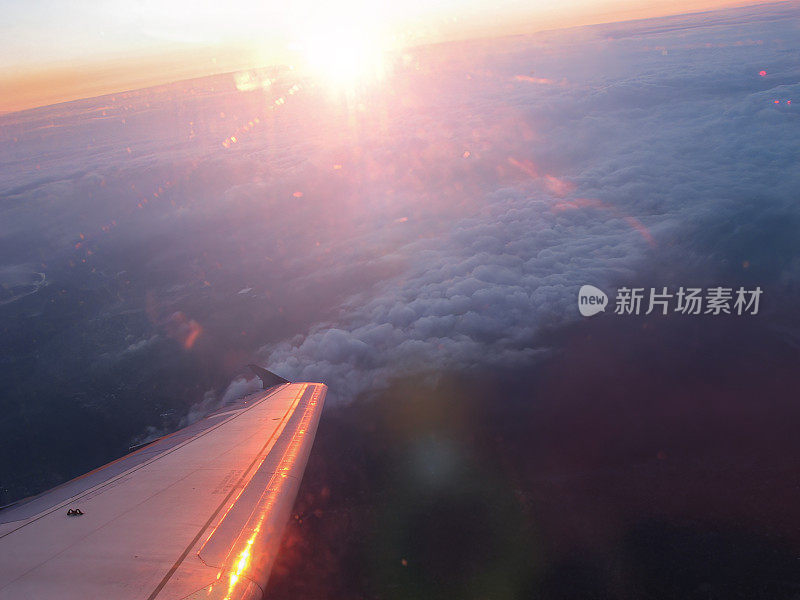 云层之上的日出。从云层之上的飞机窗口看到的日出。