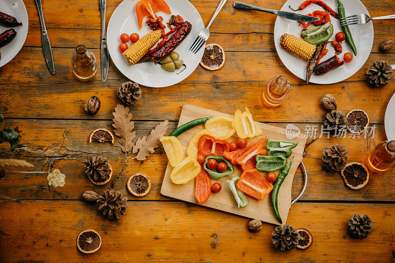 木桌上的烤架上烤着不同的食物，俯视图。户外食物概念