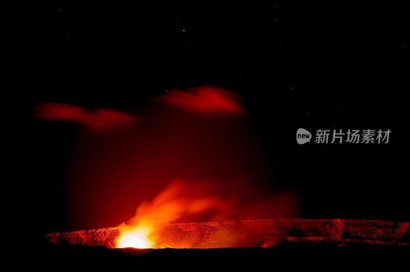 火焰和橙色的光芒从基拉韦厄熔岩池在夏威夷火山国家公园