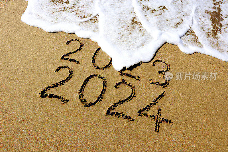 2024年和2023年在沙滩上迎新年