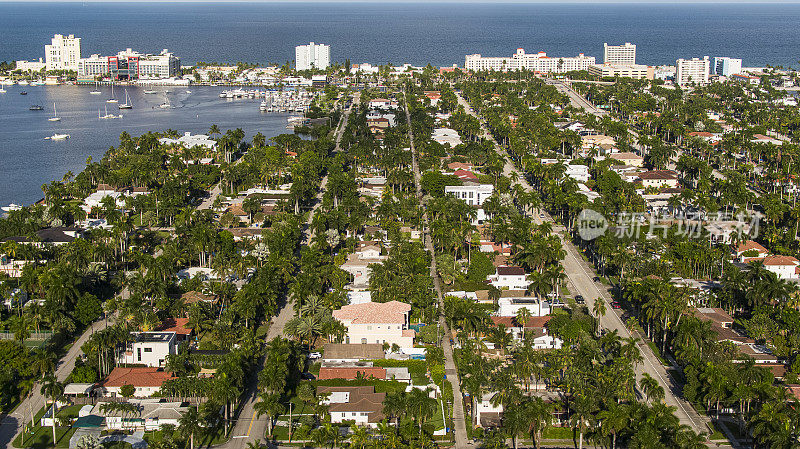 佛罗里达好莱坞大西洋边的海滨社区:俯瞰佛罗里达湖运河码头的住宅区。