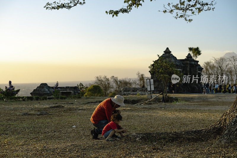 一位父亲和他的儿子在日惹的拉图博科寺庙里发现了蚂蚁或昆虫