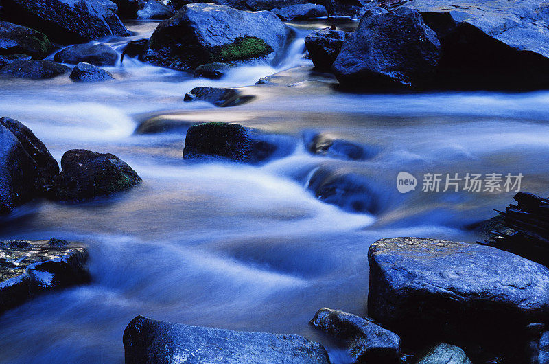 从花岗岩上流过的河流