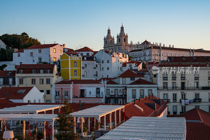 葡萄牙黎明时分的阿尔法玛里斯本市景