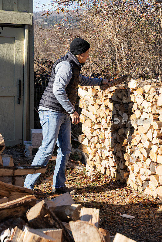 一个人在堆木头。