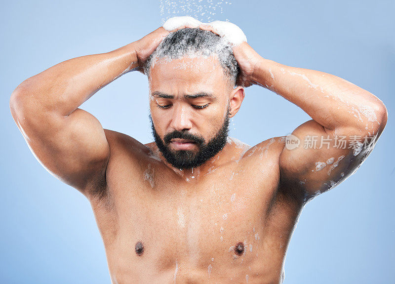 淋浴，洗头和男子用水在工作室清洁，卫生和皮肤护理蓝色背景。皮肤科，浴室和人用洗发水，泡沫和美容保健和健康