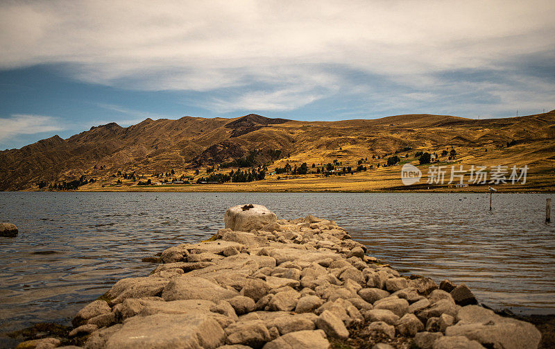 石径附近的泻湖与远山