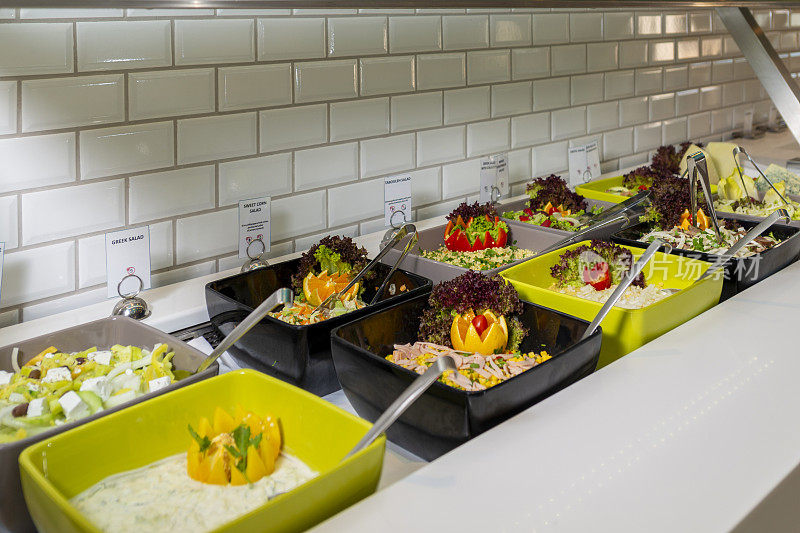 在豪华餐厅提供自助餐。