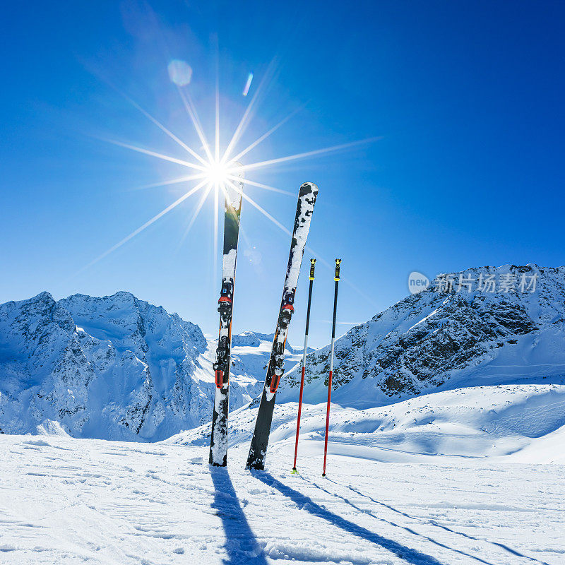 滑雪场顶部的滑雪板和滑雪杖