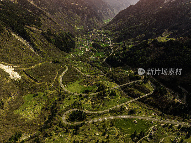 鸟瞰瑞士格里森州的Mesocco镇和蜿蜒的道路