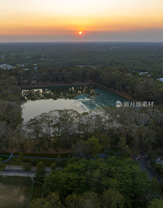 夕阳下的巴唵塘，巴唵湖，越南特拉荣的独特景观之一