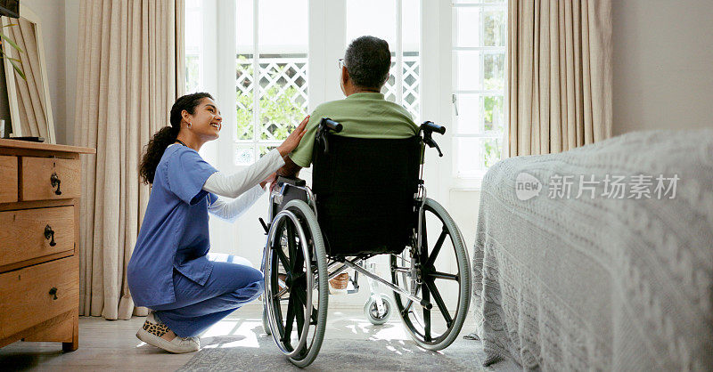 窗户，护士和坐在轮椅上的残疾人在卧室里，想着支持和照顾。退休，照顾者和妇女与老人在早上帮助与善良和同情在家里