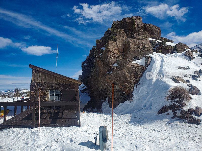 犹他州布莱恩黑德滑雪胜地顶部的石头滑雪巡逻小屋。