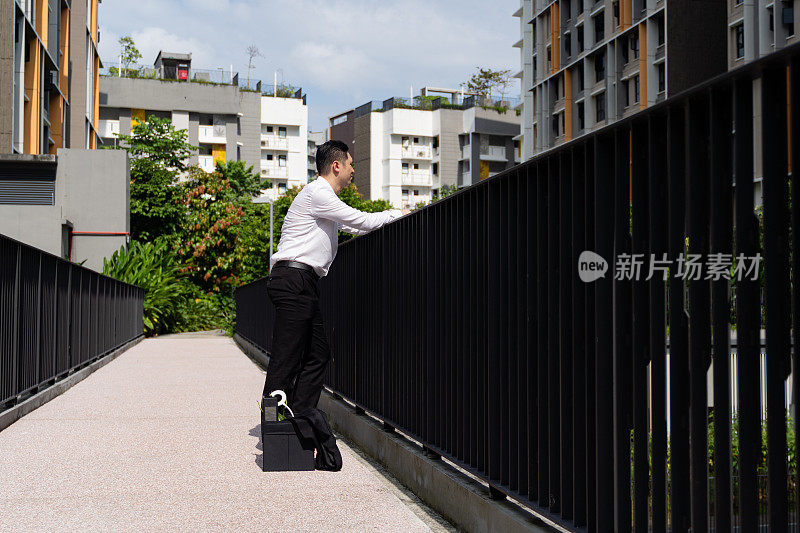 一名中国男子在过桥时被勒紧了行李