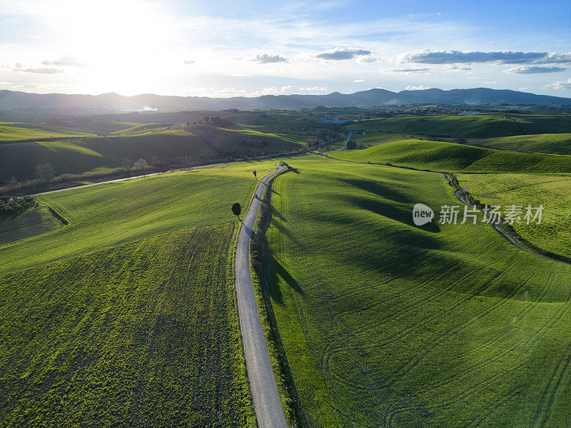 鸟瞰意大利托斯卡纳的乡村公路