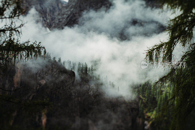 白云石山脉的山景