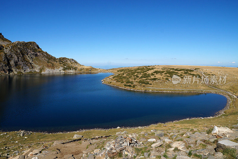 一个阳光明媚的日子里，保加利亚的巴尔干半岛里拉山脉的湖泊