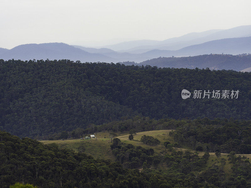 群山环抱的小房子