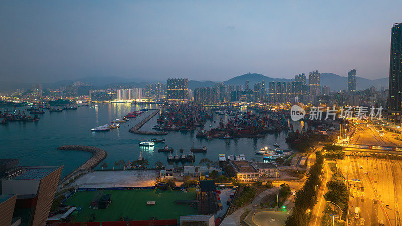 西九龙文娱艺术区，以香港中部为背景