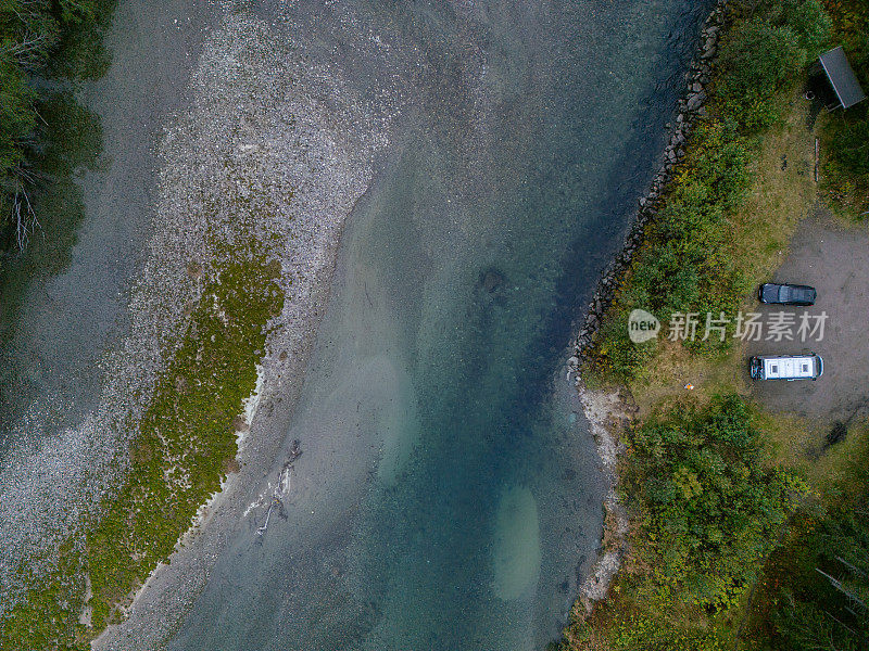 从山间溪流俯瞰的休闲车辆